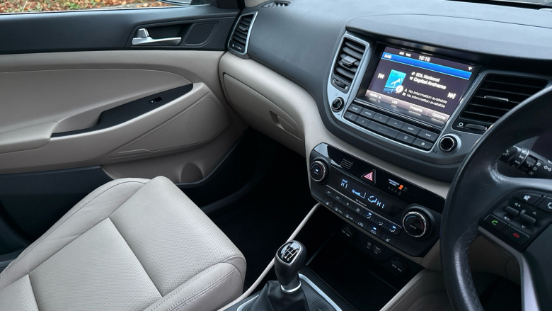 Hyundai Tucson 2.0 CRDi Blue Drive Premium 5dr 2WD Diesel Estate